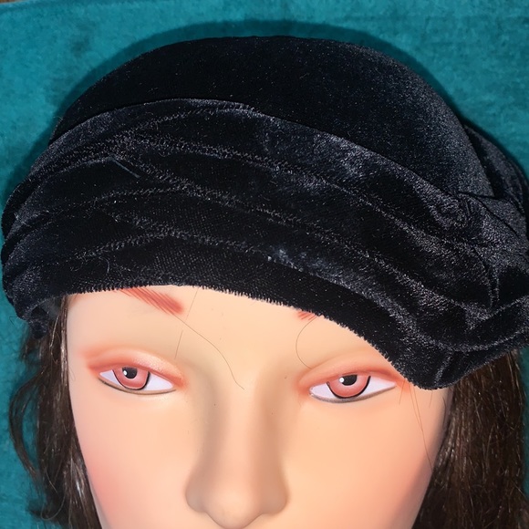 Vintage velvet hat from Daytons - Picture 10 of 10